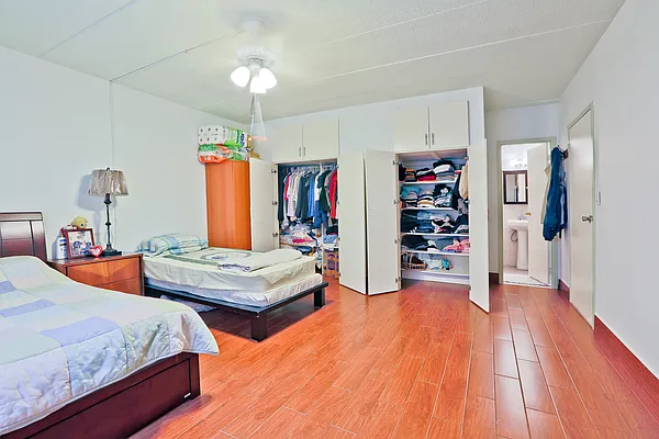 Sold by Winzone Realty Inc | media 9