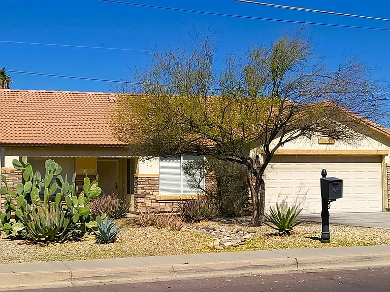 2634 E Paradise Ln — Photo 1
