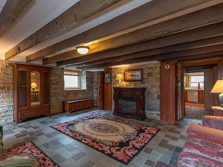 568 Smithfield Ln — Photo 9
