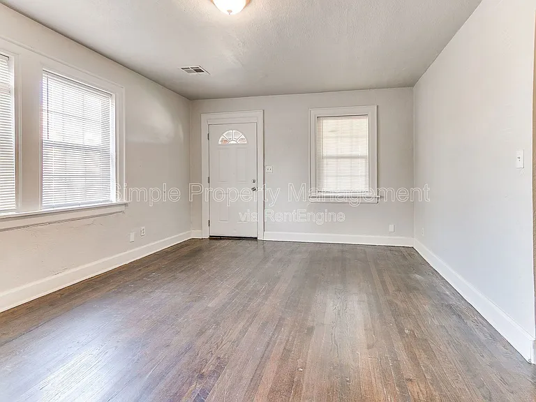946 East Dr — Photo 2