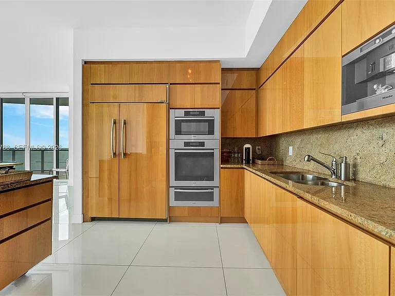 50 S Pointe Dr #2102 — Photo 13