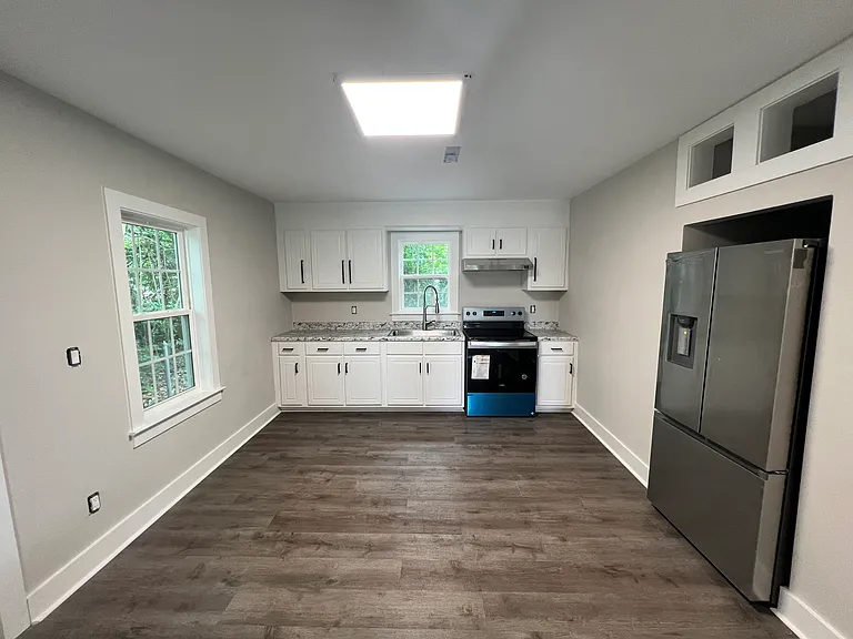 110 E Dewey St — Photo 36