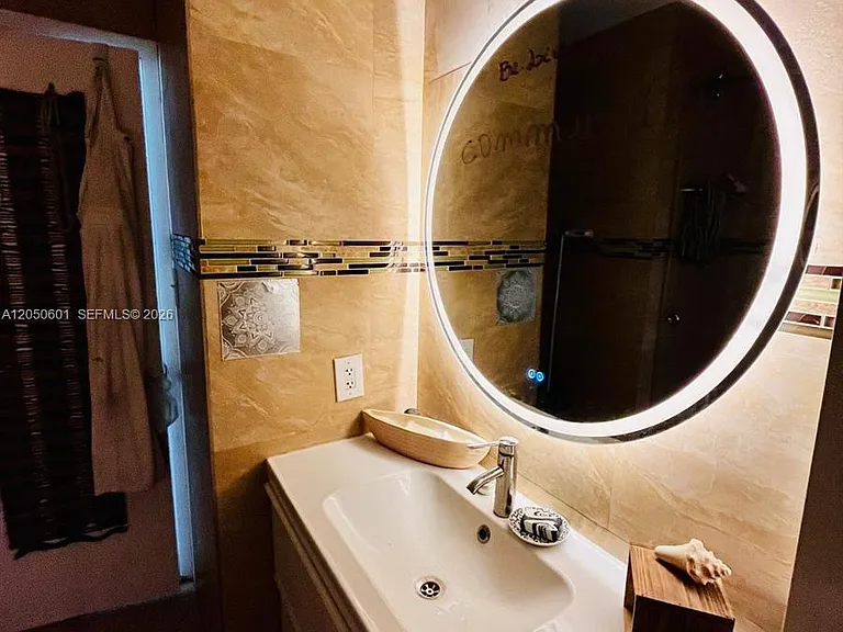 520 NE 38th St #15 — Photo 8