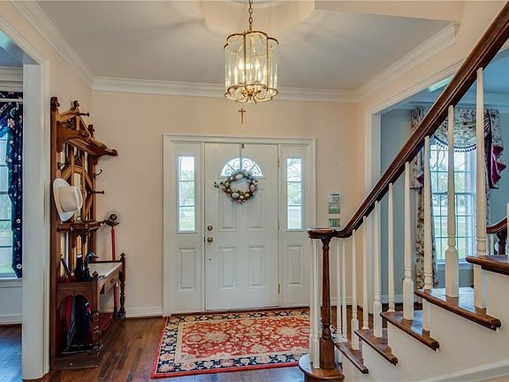 4th image of 412 Victorian Dr