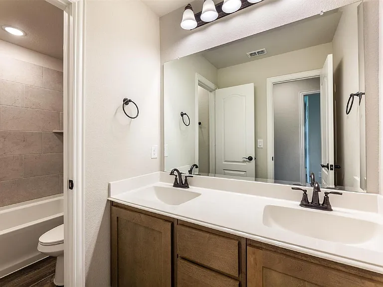 1304 Lancaster Dr — Photo 18