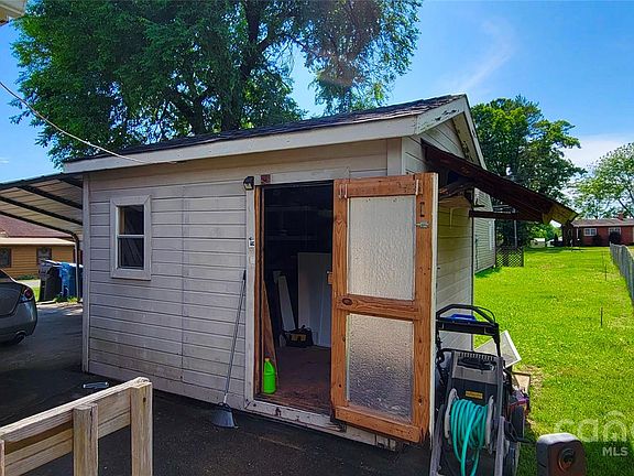 4th image of 2104 Brown Pl