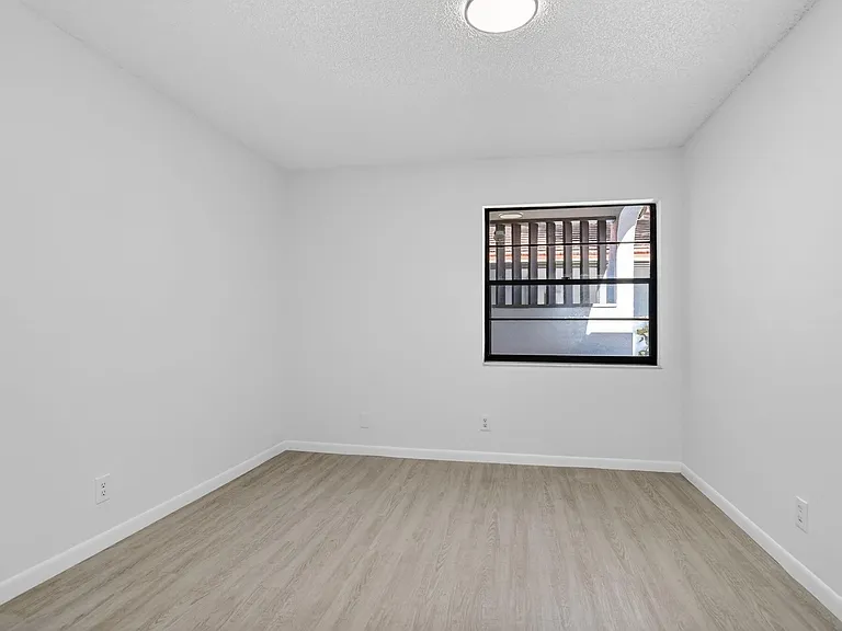 661 Hollows Cir — Photo 33