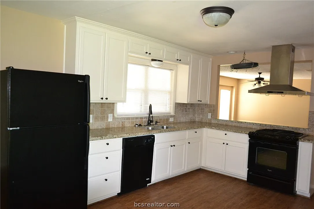 5 bed, 1902 sqft, $2,655 — Photo 2