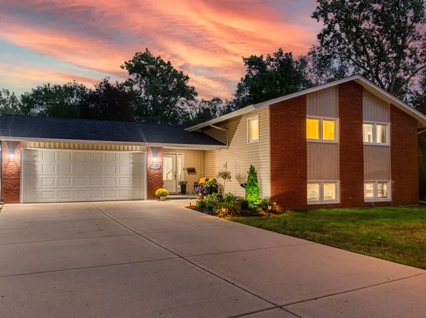 917 E Schirra Dr, Palatine, IL 60074