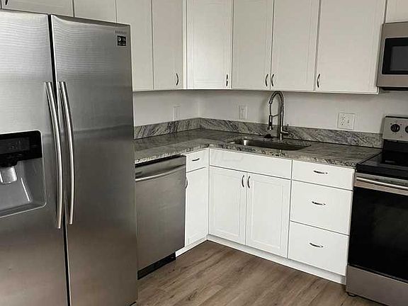 3rd image of 965 E Rich St