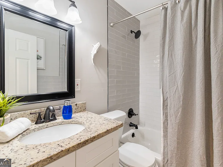 240 Lake Dr — Photo 14