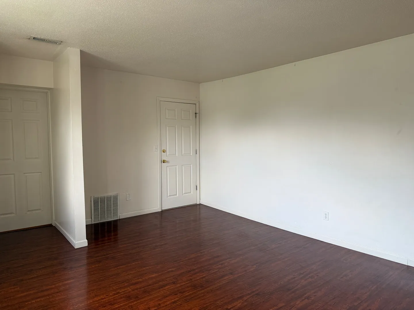 213 N Lincoln St - 5 — Photo 3
