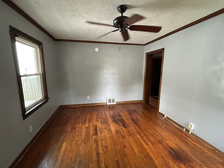 821 E Parkland Ave — Photo 3