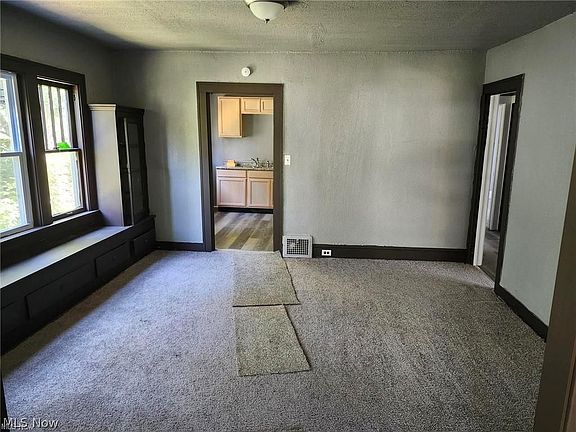 4th image of 753 E 118th St