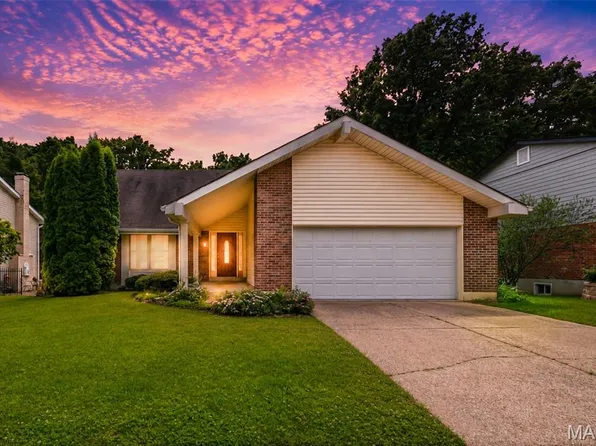 1089 Pinrun Dr, Ballwin, MO 63011