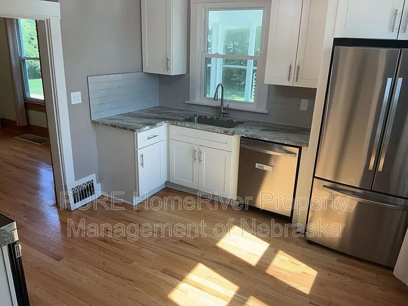 5 bed, 2.0 bath, 1556 sqft, $2,250 — Photo 3