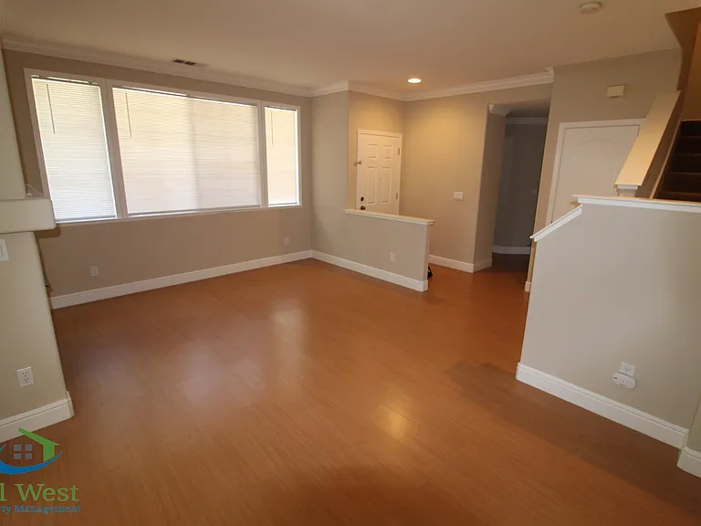 390 Oleander Dr — Photo 3