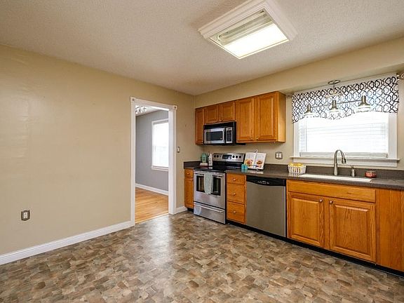 3rd image of 315 N Dogwood Dr