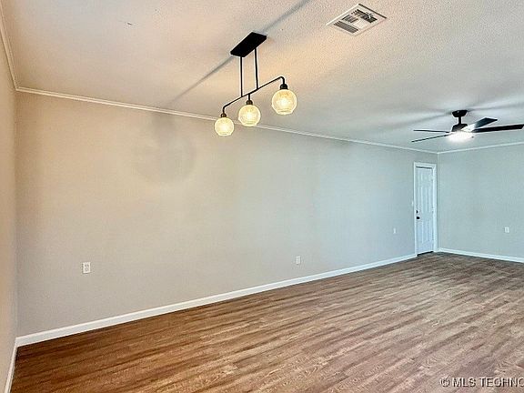 5th image of 857 N Vancouver Ave