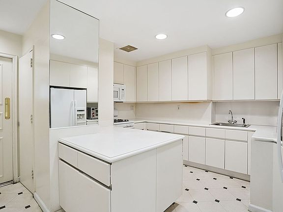 5th image of 350 E 72nd St APT 3