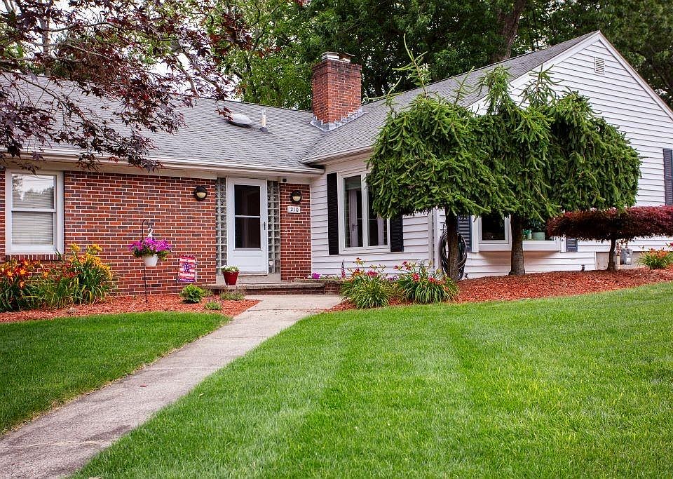 210 Poplar Dr, Cranston, RI 02920 Zillow