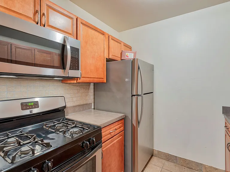 Stratford Apartments — Photo 60