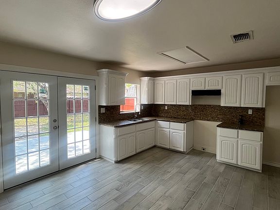 4th image of 410 Cancun Ln