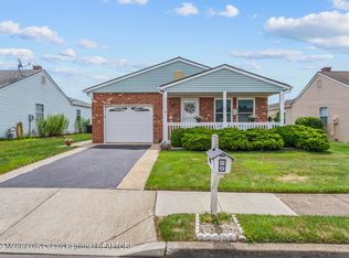 11 Thronbury Ct, Toms River, NJ 08757