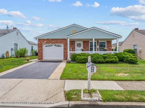 11 Thronbury Court, Toms River, NJ 08757