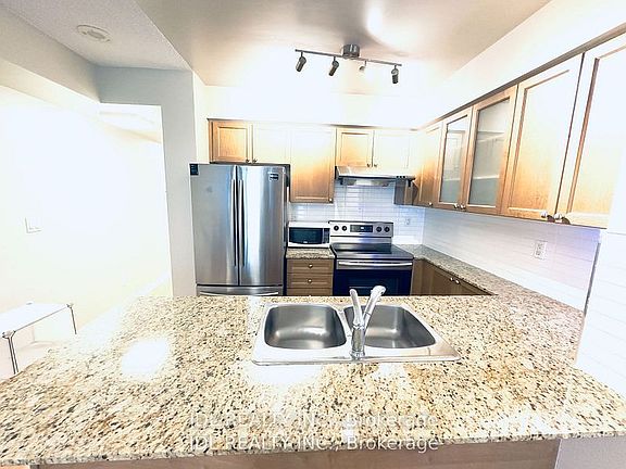 4th image of 761 Bay St Unit 907