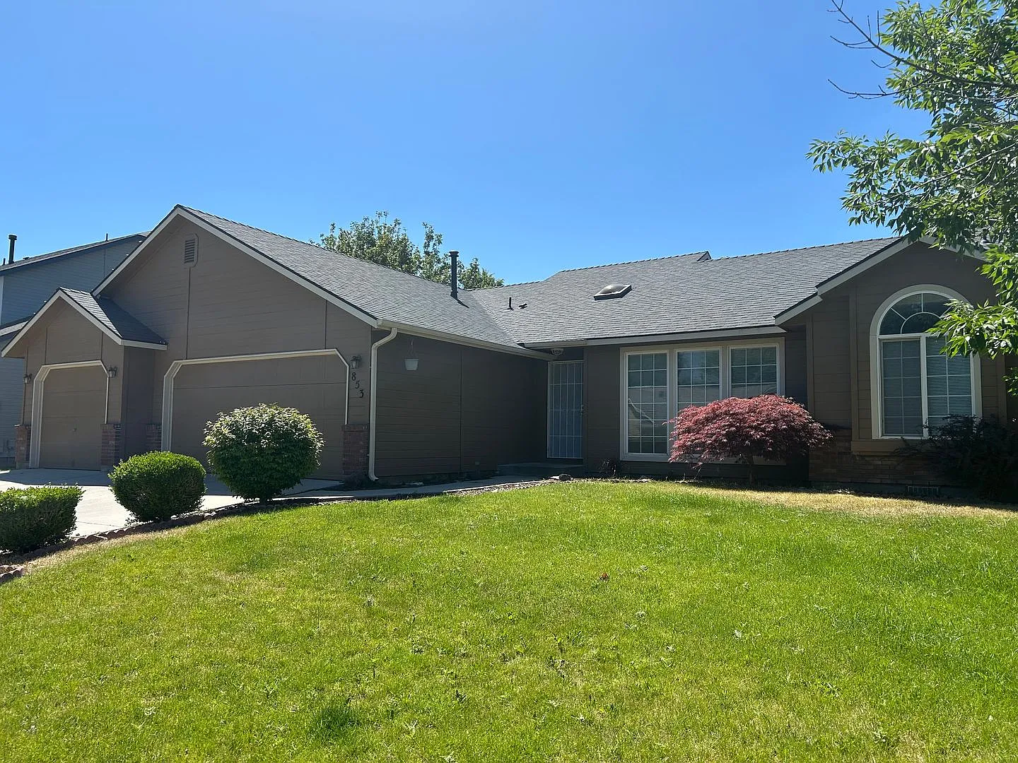 Spacious 3 Bedroom Home with Bonus Room on a Corner Lot with 3 Car Garage — Photo 2