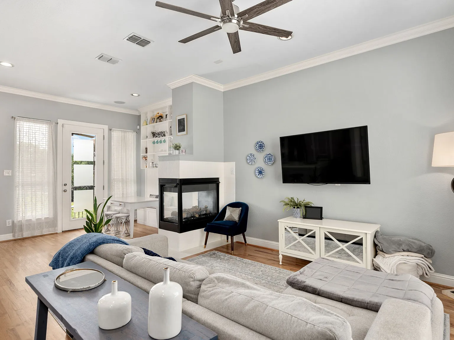 2 bed, 2.5 bath, 1587 sqft, $3,200 — Photo 3