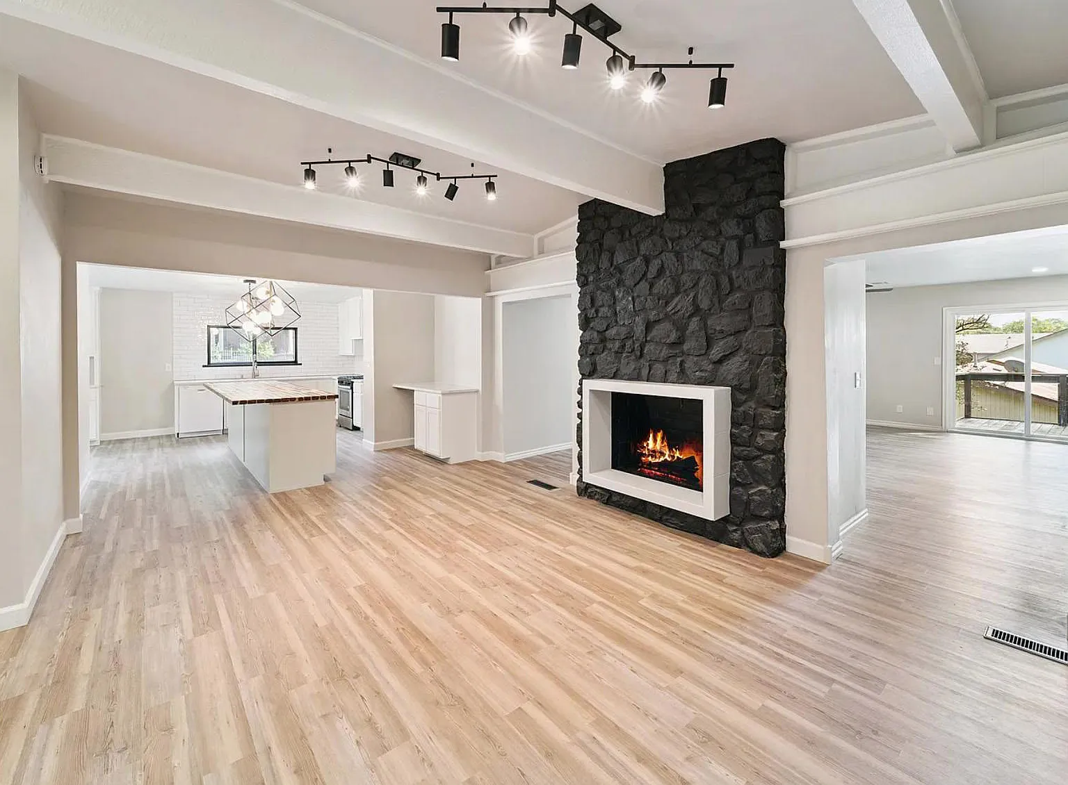 4 bed, 3.0 bath, 2853 sqft, $866 — Photo 4