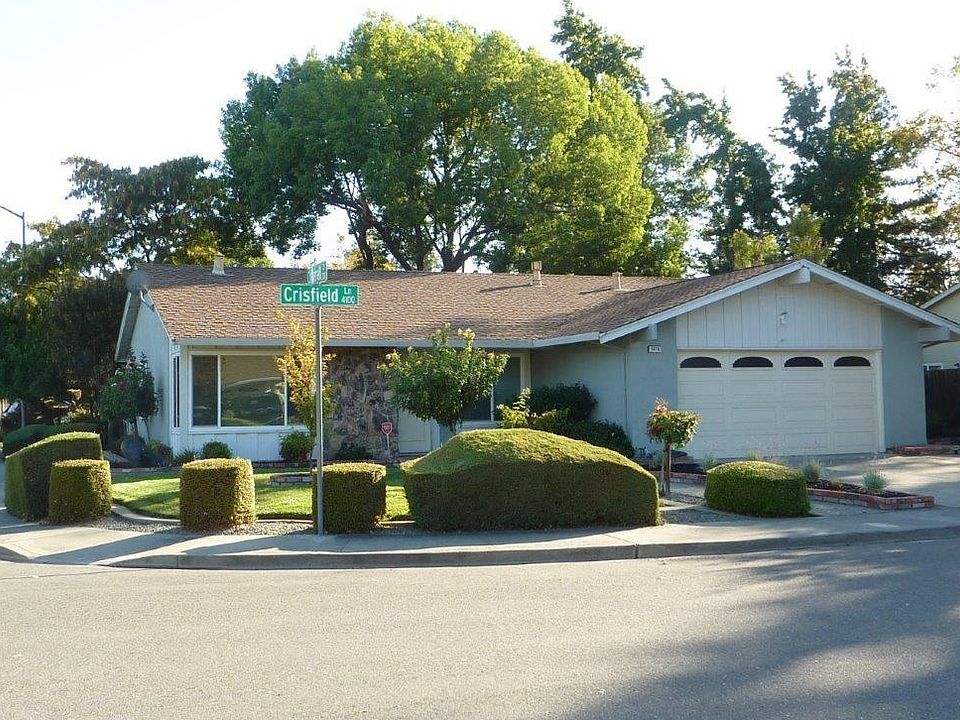 Great, corner lot!!