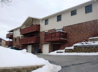 1356 Greenhedge Rd UNIT 2, Pewaukee, WI 53072