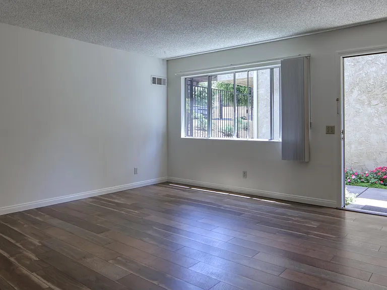 60 N Laurel St — Photo 6