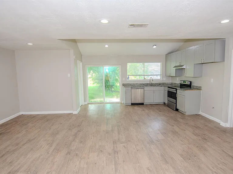 9311 Golden Wood Ln — Photo 2