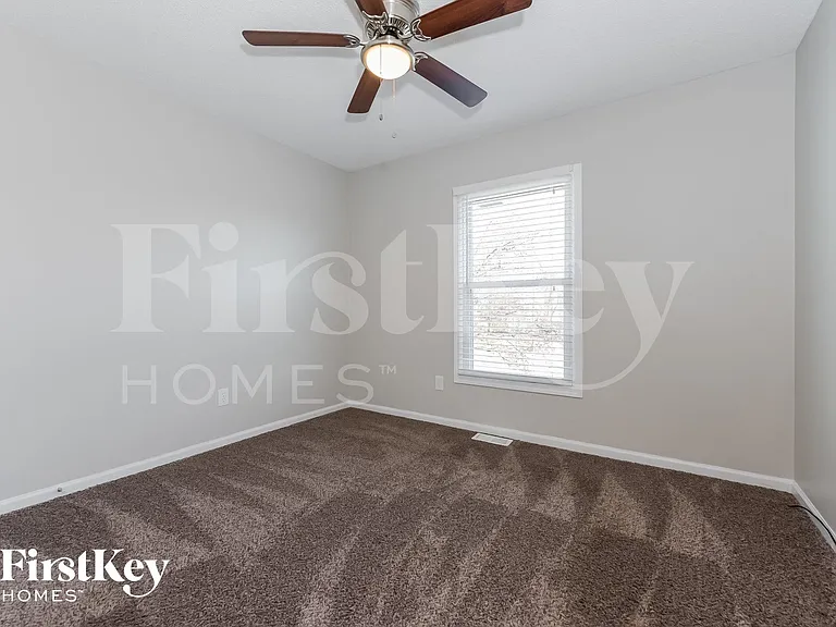 704 York Dr — Photo 12