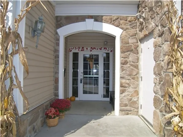 534 Creekside Dr, Brookhaven, PA 19015