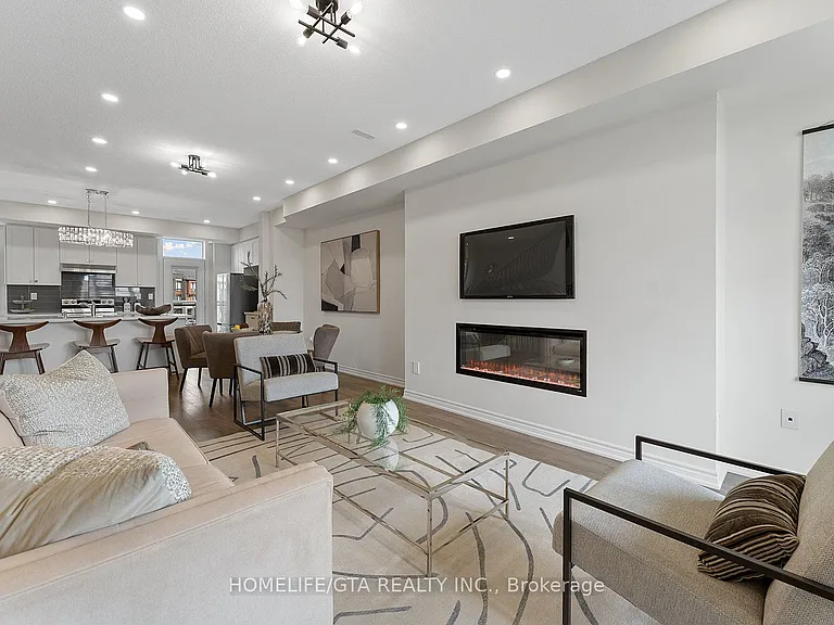 7 Holyrood Cres — Photo 13