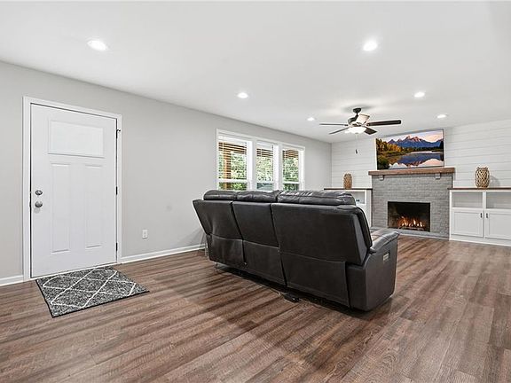 4th image of 212 W Walnut St