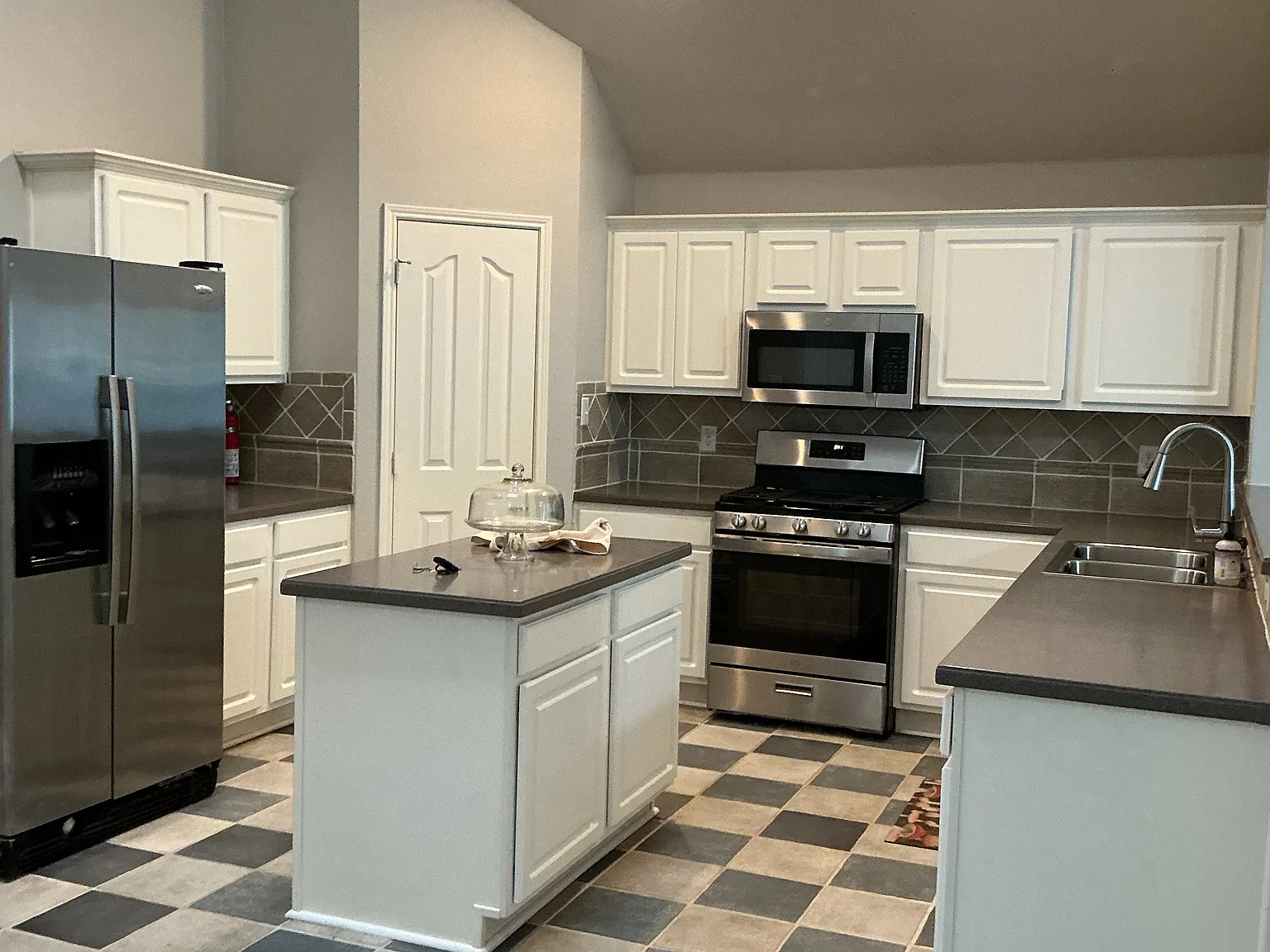 3 bed, 1988 sqft, $2,500 — Photo 2