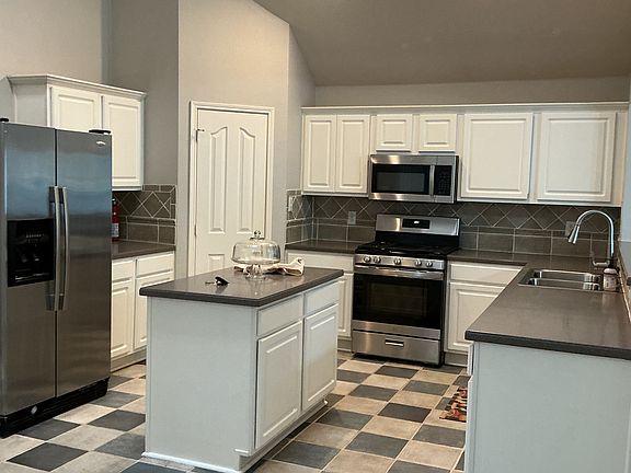 2nd image of 2206 Hannah Ln