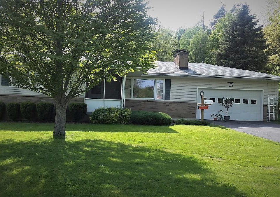 Front View of 1048 Screened in Front Porch facing lake