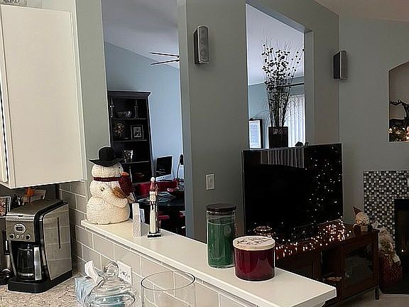 4th image of 335 Thornwood Way Unit B
