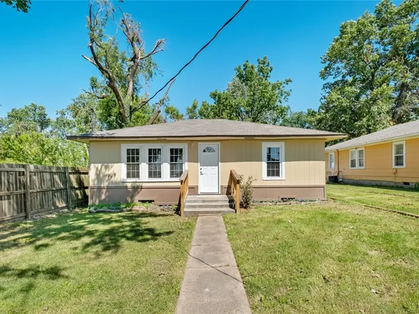 107 N C St, Rogers, AR 72756