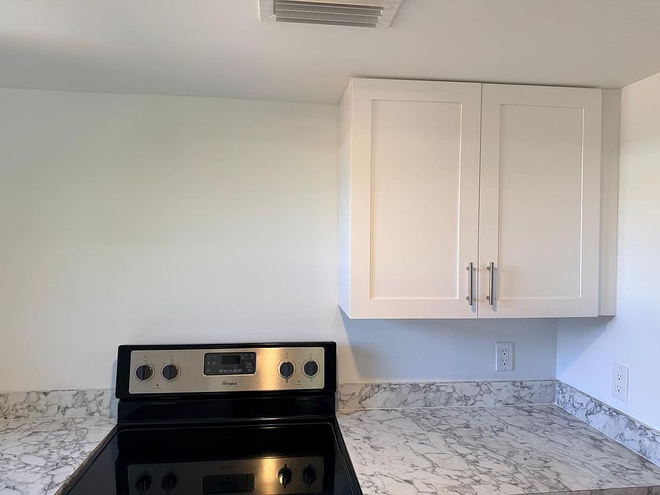 1st image of 921 SW 7th St