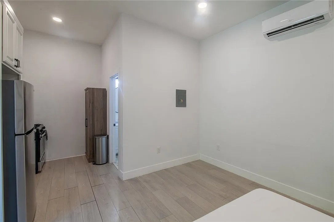 Studio, 300 sqft, $1,895 — Photo 3