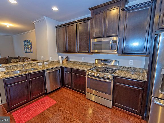 5th image of 209 Woodstream Cir