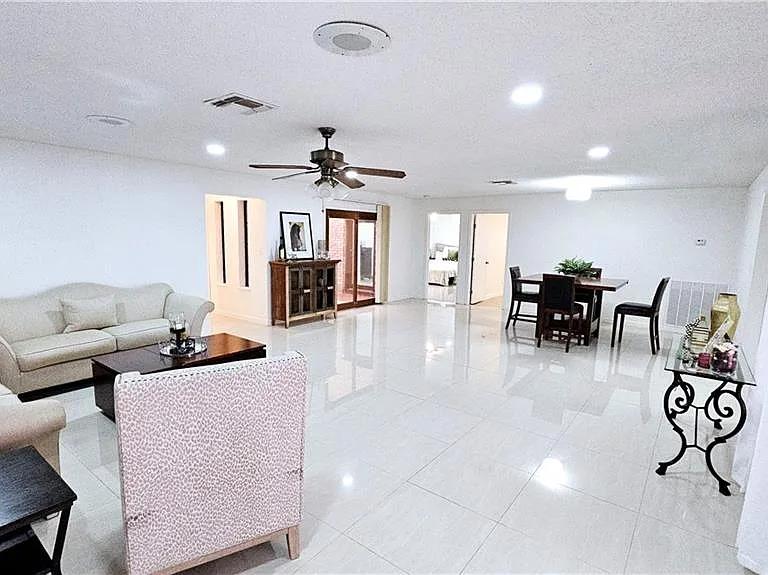 705 Kerry Ln — Photo 3